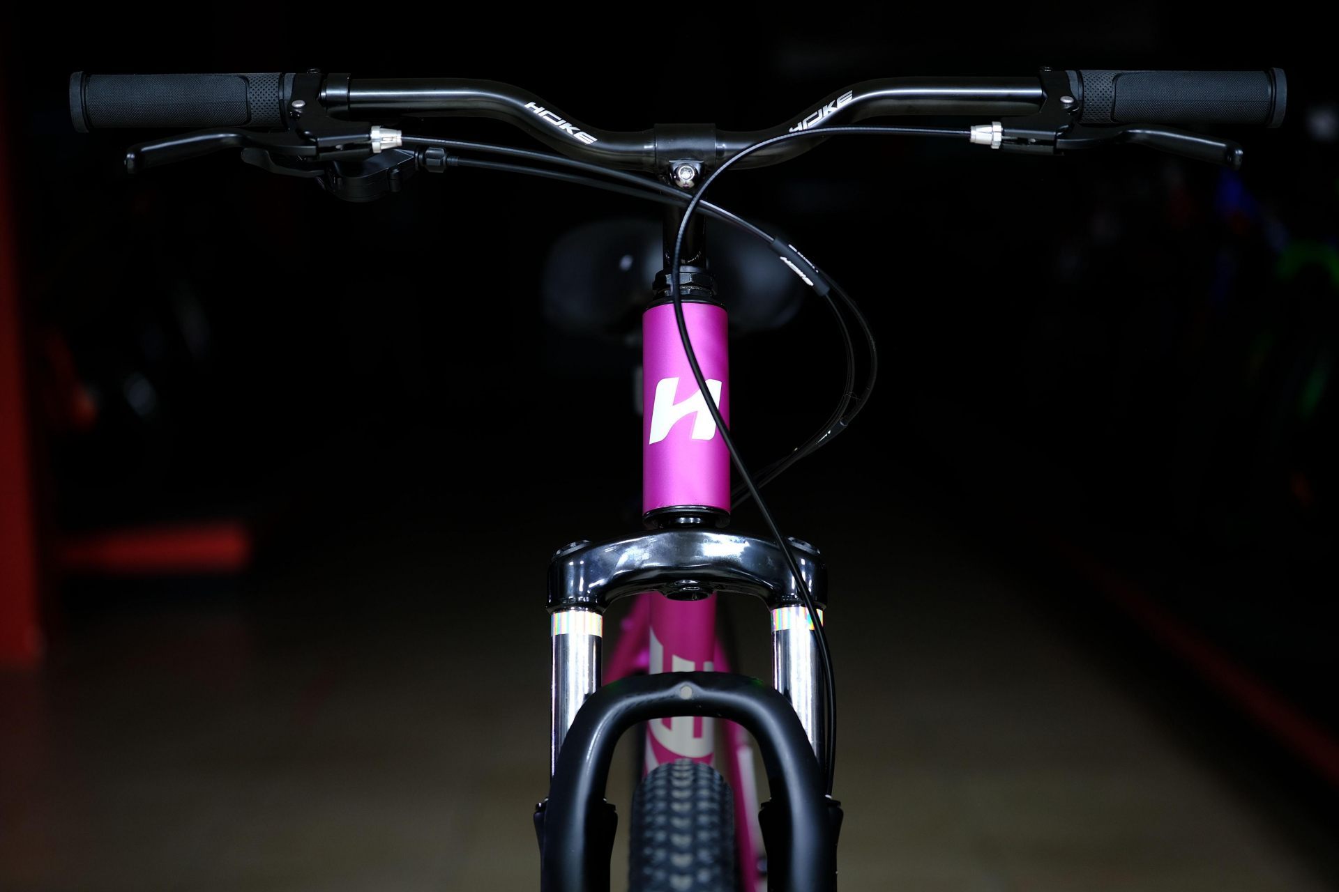 Вилка амортизационная пружинная 80 mm 
 HOKE Jade 100 MD матовый фиолетовый-белый 17