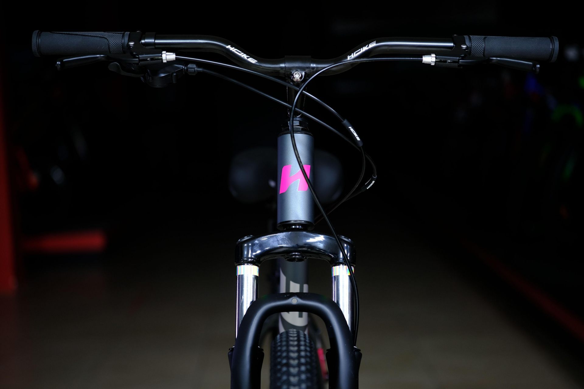 Вилка амортизационная пружинная 80 mm 
 HOKE Jade 100 MD матовый серый-розовый 17